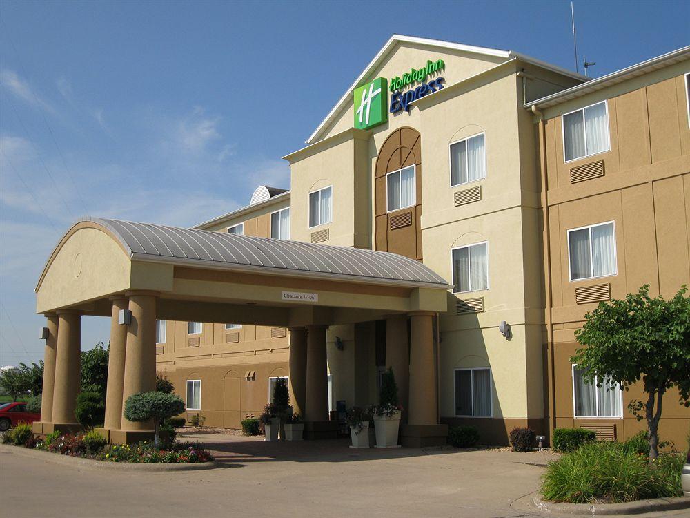 Holiday Inn Express Hotel & Suites Burlington By Ihg Exterior foto