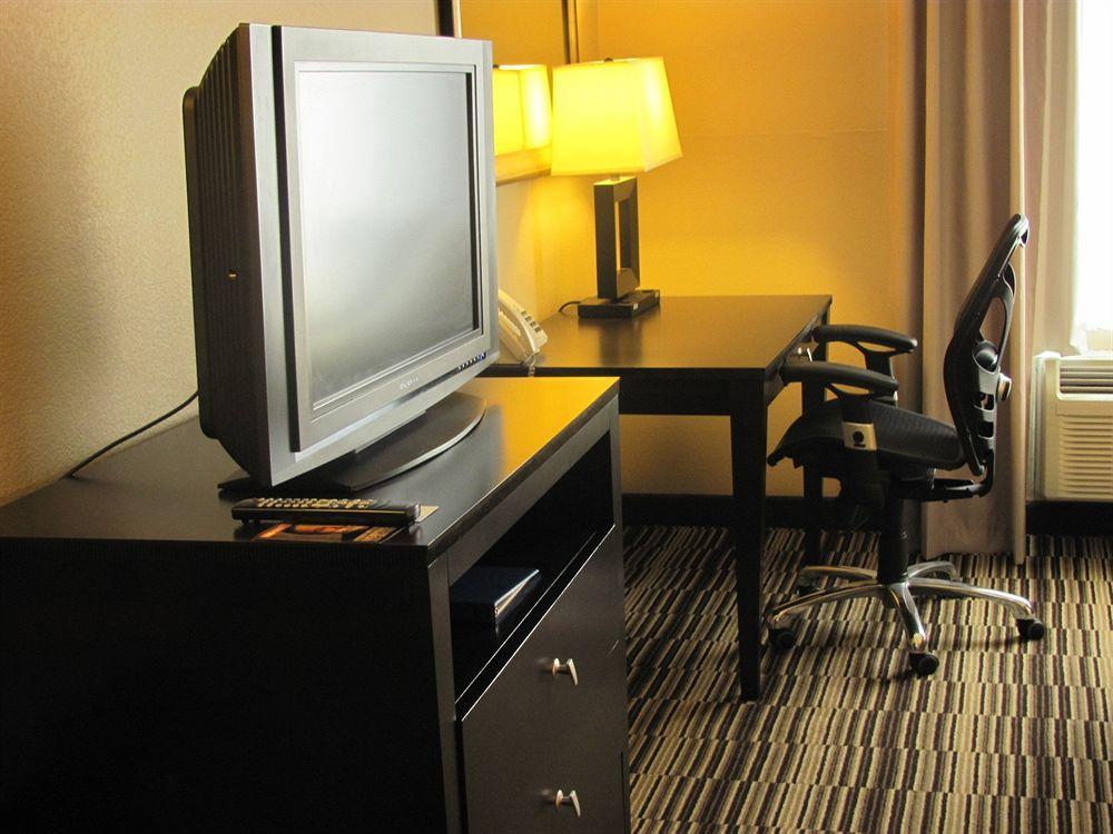 Holiday Inn Express Hotel & Suites Burlington By Ihg Exterior foto