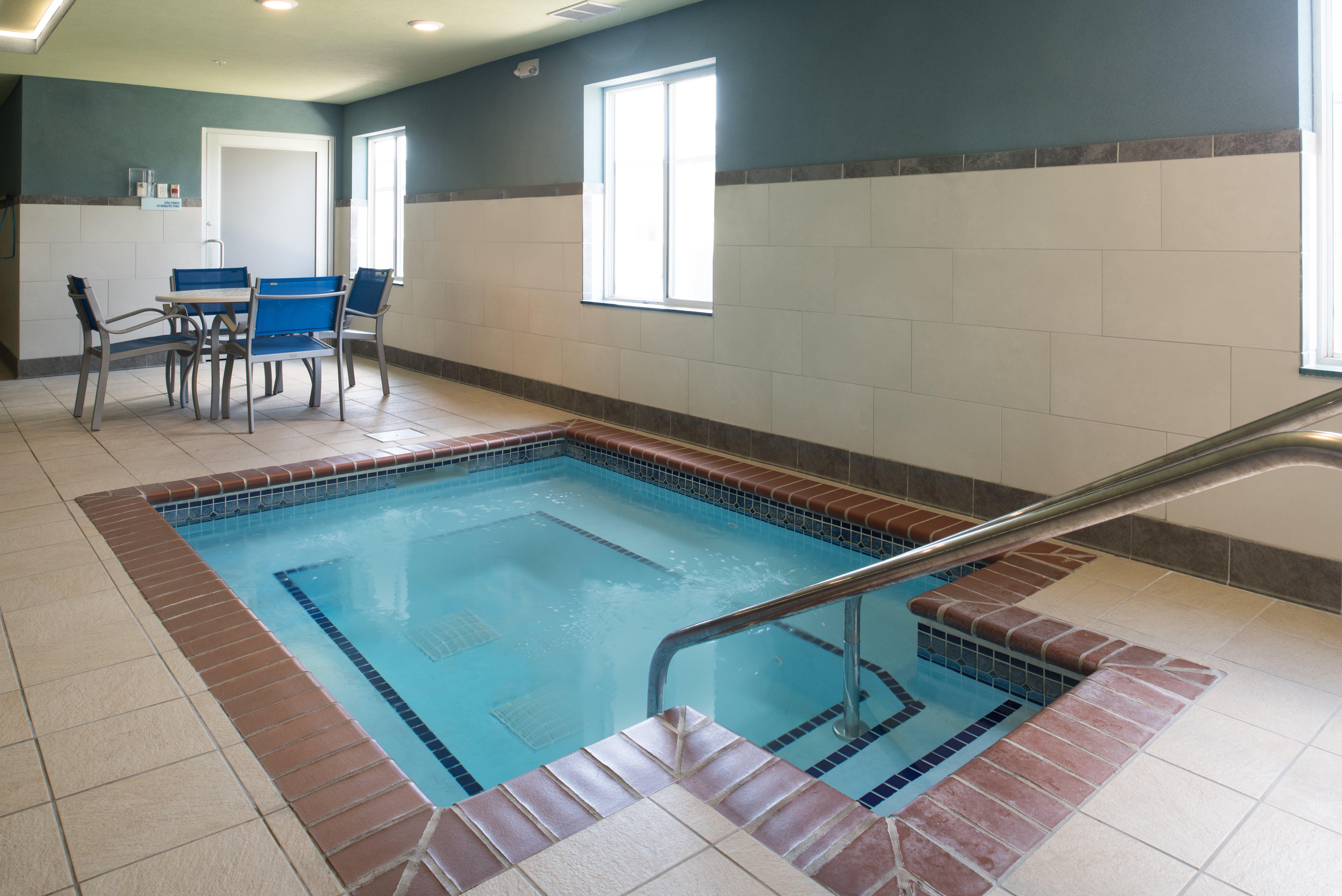 Holiday Inn Express Hotel & Suites Burlington By Ihg Exterior foto