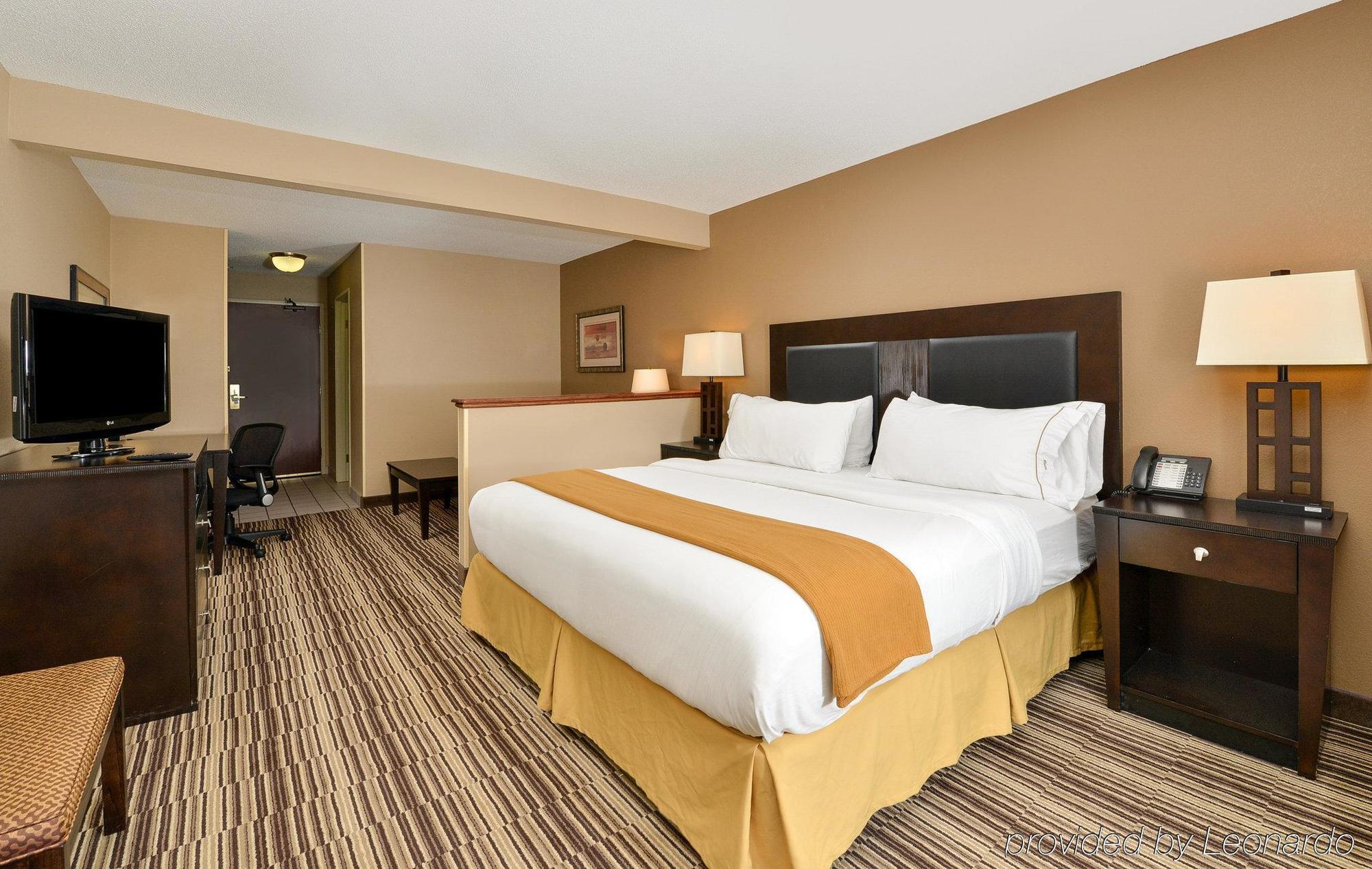 Holiday Inn Express Hotel & Suites Burlington By Ihg Exterior foto