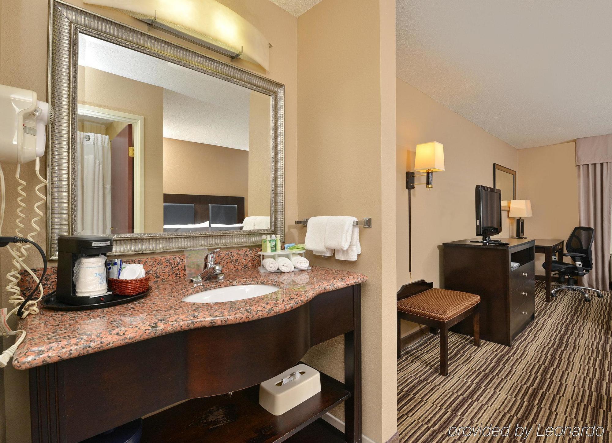 Holiday Inn Express Hotel & Suites Burlington By Ihg Exterior foto